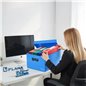 Caja de archivo grande Plana 804 azul en uso en una oficina guardando biblioratos sobre el escritorio — Papelera Damián Caja de archivo grande Plana 804 azul en uso en una oficina guardando biblioratos sobre el escritorio — Papelera Damián