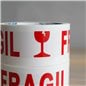 Detalle de la leyenda "FRÁGIL" impresa en rojo sobre la cinta AUCA. Detalle de la leyenda "FRÁGIL" impresa en rojo sobre la cinta AUCA.