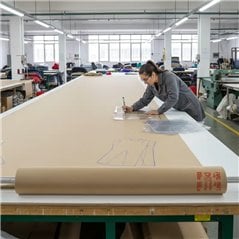 Papel madera de 160 cm 100 g desenrollado sobre mesa de corte