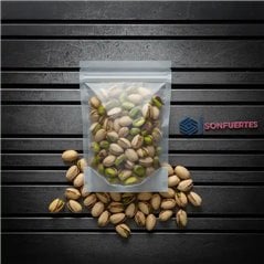 Bolsa doypack transparente 12x18 cm con pistachos, parada sobre su fuelle de base