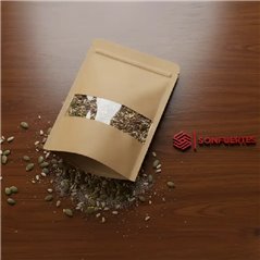 Bolsa doypack kraft 12x18 cm con semillas, apoyada sobre una mesa de madera