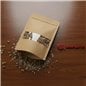 Bolsa doypack kraft 12x18 cm con semillas, apoyada sobre una mesa de madera Bolsa doypack kraft 12x18 cm con semillas, apoyada sobre una mesa de madera