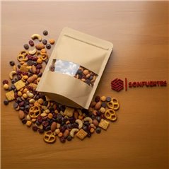 Bolsa doypack kraft 12x18 cm con frutos secos y snacks, con el contenido visible por la ventana