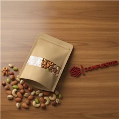 Bolsa doypack kraft 12x18 cm con nueces y almendras sobre una mesa de madera
