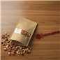 Bolsa doypack kraft 12x18 cm con nueces y almendras sobre una mesa de madera Bolsa doypack kraft 12x18 cm con nueces y almendras sobre una mesa de madera
