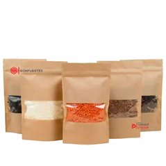 Cinco bolsas doypack kraft 12x18 cm paradas sobre su fuelle, con distintos productos a la vista