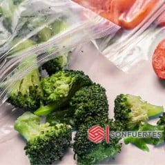 Bolsas herméticas zip para freezer con brócoli y tomates — uso en frío