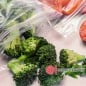 Bolsas herméticas zip para freezer con brócoli y tomates — uso en frío Bolsas herméticas zip para freezer con brócoli y tomates — uso en frío