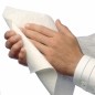 Toalla intercalada blanca de hoja simple: textura y absorción en uso. Toalla intercalada blanca de hoja simple: textura y absorción en uso.