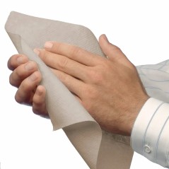 Toalla intercalada beige de papel reciclado: textura en uso.
