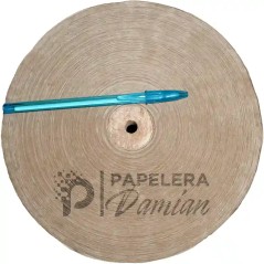 Vista cenital de la bobina de papel kraft 60 cm con bolígrafo como referencia de tamaño