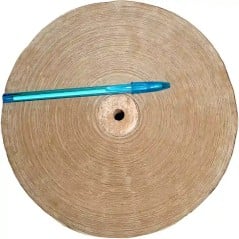 Vista cenital de la bobina de papel misionero de 120 cm con bolígrafo como referencia de tamaño