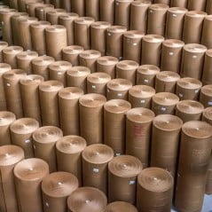Stock mayorista de bobinas de papel misionero y kraft en Papelera Damián, Floresta CABA