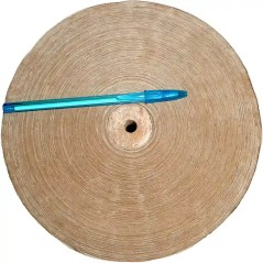 Vista cenital de la bobina de papel misionero de 120 cm con bolígrafo de referencia de escala