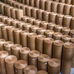 Stock mayorista de bobinas de papel misionero y kraft en Papelera Damián, Floresta CABA