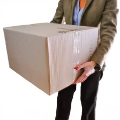 Caja de cartón 50x40x30 armada y cerrada sostenida a mano, escala real