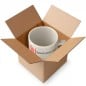 Caja de cartón chica 12x12x12 abierta con una taza SonFuertes como referencia de tamaño Caja de cartón chica 12x12x12 abierta con una taza SonFuertes como referencia de tamaño