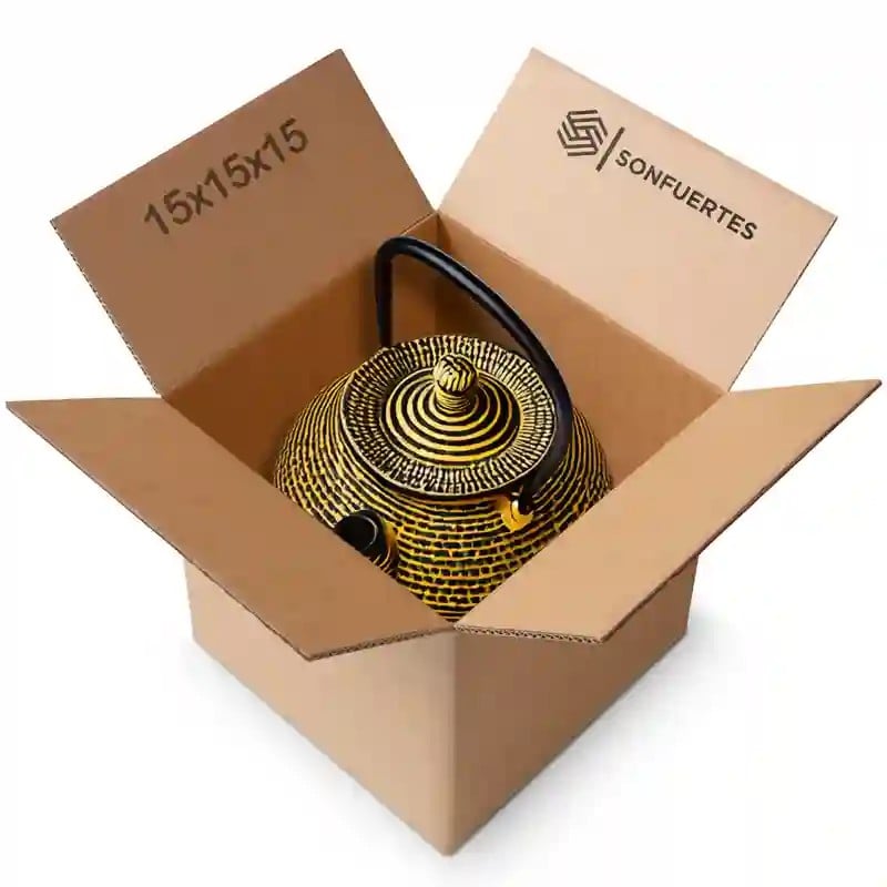 Caja de cartón chica 15x15x15 abierta con una tetera como referencia de tamaño, SonFuertes Caja de cartón chica 15x15x15 abierta con una tetera como referencia de tamaño, SonFuertes