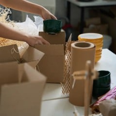 Envío de ecommerce: taza empaquetada en una caja de cartón 15x15x15 con relleno