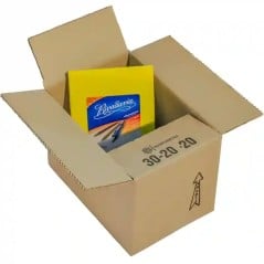 Persona abriendo una caja de cartón 30x20x20 SonFuertes con su pedido