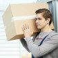 Hombre cargando una caja de cartón 40x30x30 SonFuertes al hombro, para envíos y mudanza Hombre cargando una caja de cartón 40x30x30 SonFuertes al hombro, para envíos y mudanza