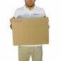 Caja de cartón 40x30x30 sostenida a mano en depósito mayorista, escala real — SonFuertes Caja de cartón 40x30x30 sostenida a mano en depósito mayorista, escala real — SonFuertes