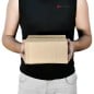 Caja de cartón 20x20x10 chica sostenida a mano, escala real — SonFuertes Caja de cartón 20x20x10 chica sostenida a mano, escala real — SonFuertes