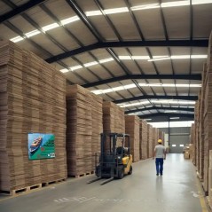 Cajas de cartón 60x40x40 reforzadas estibadas sobre pallets en depósito mayorista — SonFuertes