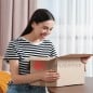Persona abriendo una caja de cartón 35x25x25 SonFuertes con su pedido de ecommerce Persona abriendo una caja de cartón 35x25x25 SonFuertes con su pedido de ecommerce