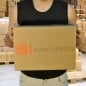 Caja de cartón 35x25x25 mediana sostenida a mano en depósito mayorista, escala real — SonFuertes Caja de cartón 35x25x25 mediana sostenida a mano en depósito mayorista, escala real — SonFuertes