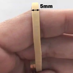 Bandita elástica Superbands de corte ancho 5 mm en la mano, muestra el ancho