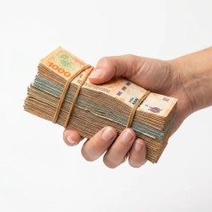 Banditas elásticas Gomita N°40 en uso: atado de un fajo de billetes en caucho natural