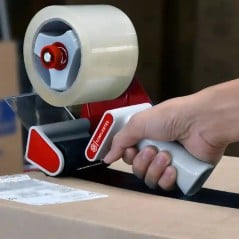 Aplicación de la cinta ancha AUCA 72 mm con dispenser sobre una caja.