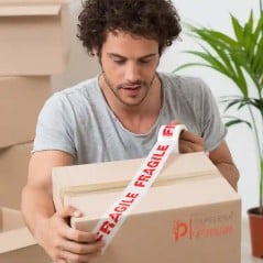 Cinta FRÁGIL AUCA sellando y señalizando una caja de envío delicado