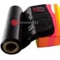 Rollo de film stretch negro SonFuertes envolviendo una caja para proteger el envío Rollo de film stretch negro SonFuertes envolviendo una caja para proteger el envío