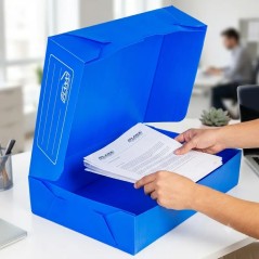Manos archivando documentos oficio en una caja de archivo Plana 709 azul sobre un escritorio de oficina — Papelera Damián.
