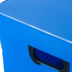 Detalle de la tapa y las agarraderas reforzadas de la caja plástica grande Plana 804 para levantarla llena — Papelera Damián
