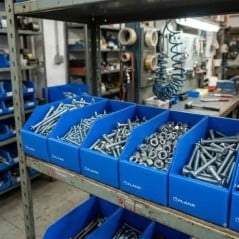 Cajas repuesteras Nº2 Plana con tornillería surtida en estantería de taller — Papelera Damián, distribuidor.