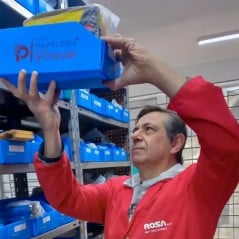 Cajones organizadores Plana en uso en estantería de ferretería