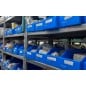 Estantería con cajas organizadoras azules Plana llenas de repuestos