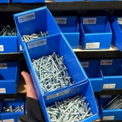 Caja organizadora Nº4 con 3 divisiones en uso: tornillos separados por medida en ferretería