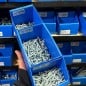 Caja organizadora Nº4 con 3 divisiones en uso: tornillos separados por medida en ferretería