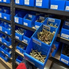 Caja organizadora Nº4 con 3 divisiones en uso: tornillos dorados separados por medida en ferretería