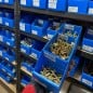 Caja organizadora Nº4 con 3 divisiones en uso: tornillos dorados separados por medida en ferretería