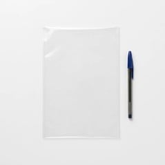 Bolsa de polipropileno 17x25 junto a un objeto de referencia para dimensionar la medida de 17 por 25 cm