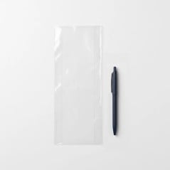 Bolsa de polipropileno 10x25 junto a un objeto de referencia para dimensionar la medida de 10 por 25 cm