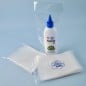 Dos packs de 200 bolsas de polipropileno cristal 8x20 SonFuertes junto a un envase de adhesivo escolar embolsado