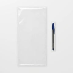 Bolsa de polipropileno 15x30 junto a un objeto de referencia para dimensionar la medida de 15 por 30 cm
