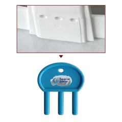 Cerradura de tres orificios del dispenser y la llave de tres dientes que la abre.