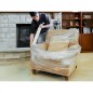 Sillón envuelto en film stretch transparente para una mudanza, aplicado a mano